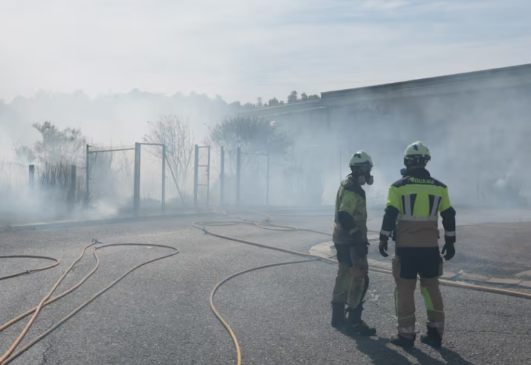 Un incendio en una empresa de reciclaje de Erandio obliga a Salud Pública a realizar mediciones del aire