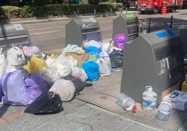 Instalan 104 islas de reciclaje en las playas de Marbella: los contenedores contarán con un diseño adaptado al entorno costero